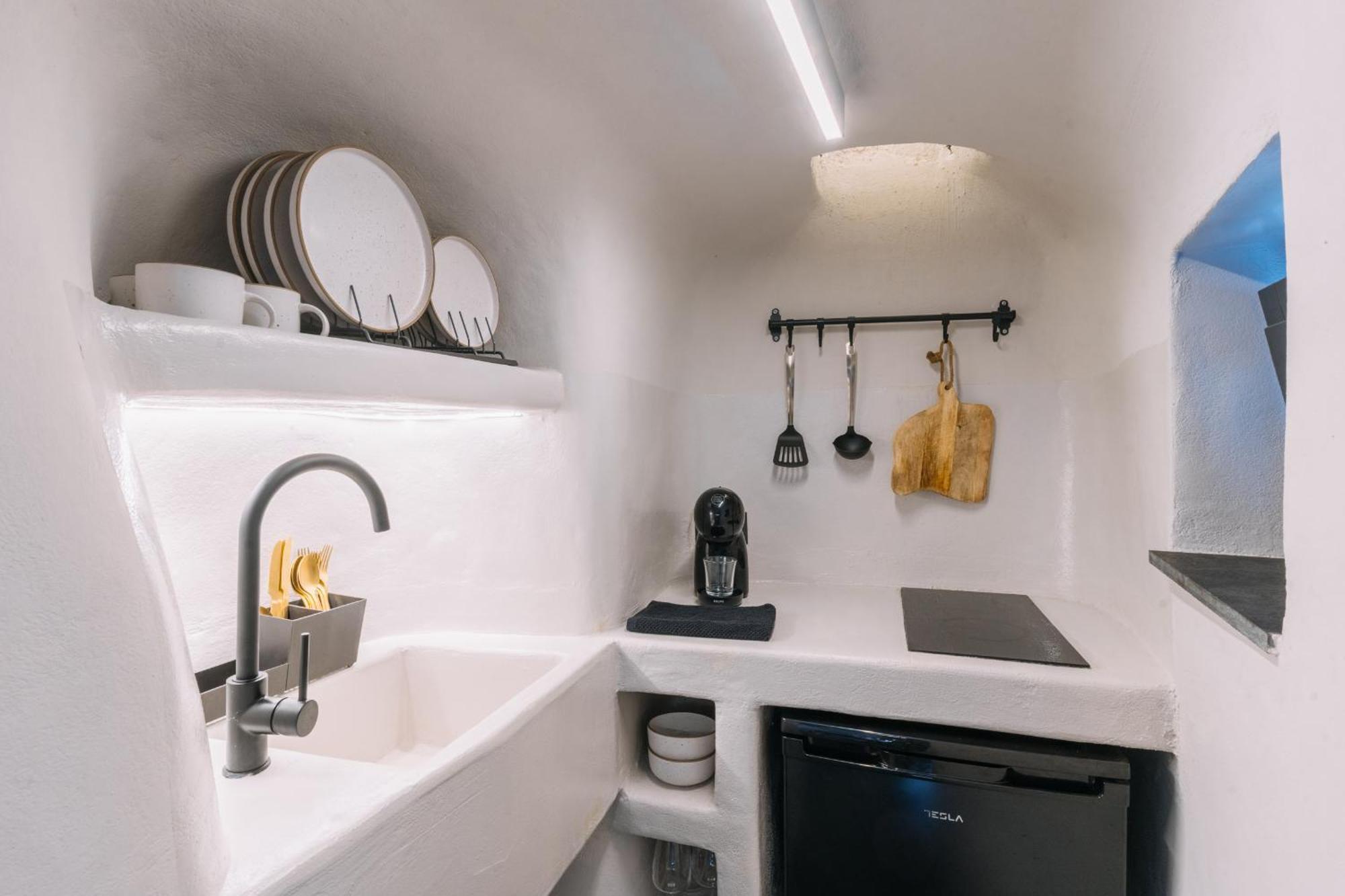 Noir Cave With Private Jacuzzi And Sunset Terrace